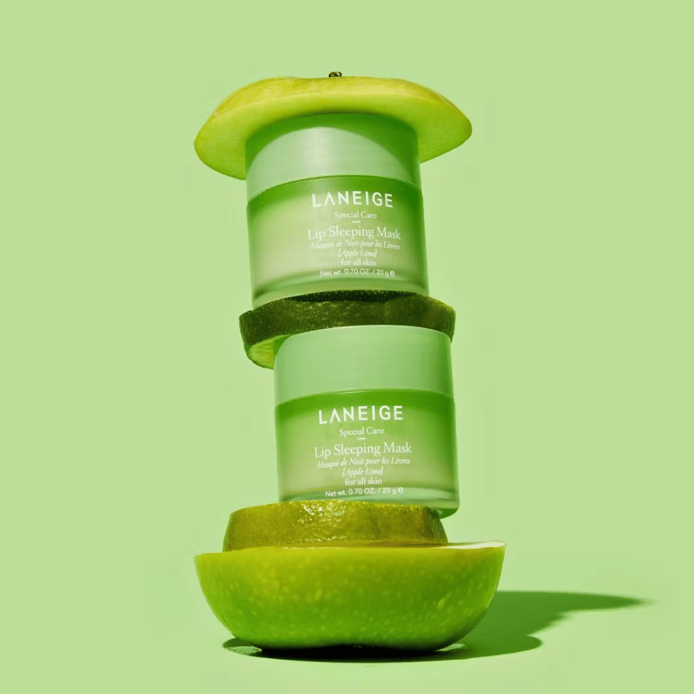 Due barattoli di LANEIGEs Lip Sleeping Mask Apple Lime 20g impilati uno sopra l'altro forniscono idratazione.