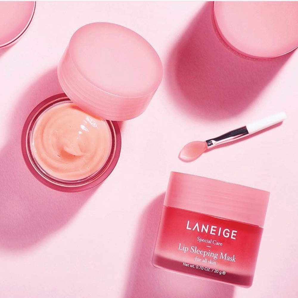 K-beauty's Laneige's Lip Sleeping Mask Berry 20g su sfondo rosa.