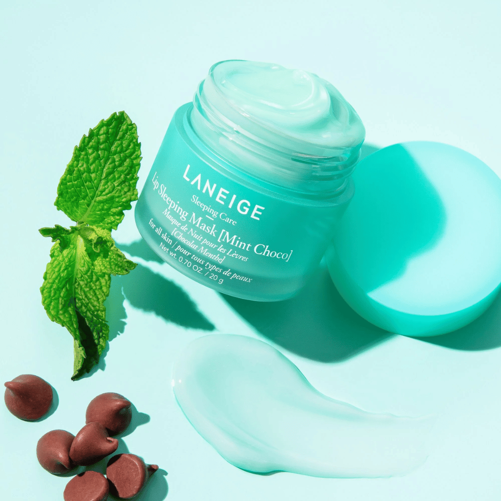 LANEIGE's Lip Sleeping Mask Mint Choco 20g su sfondo blu.