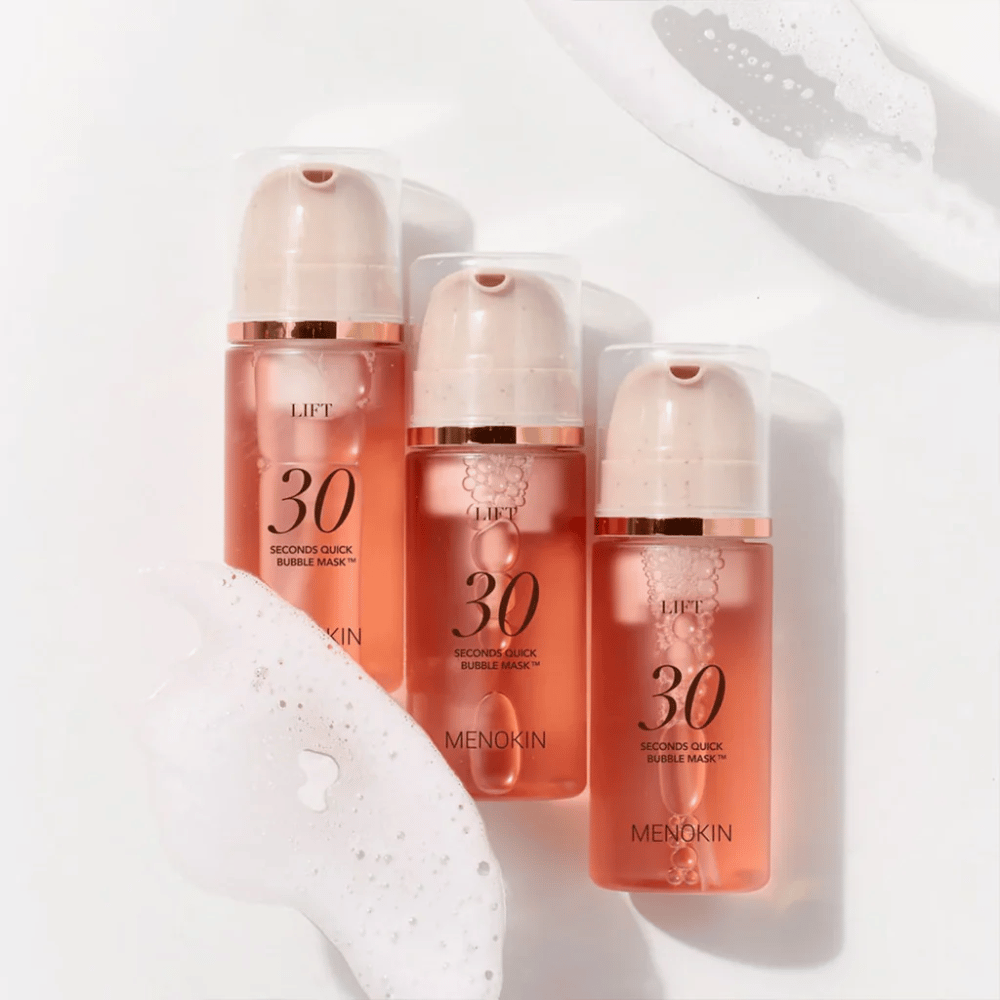 Immagine prodotto estetica con tre flaconi di MENOKIN LIFT 30 Seconds Quick Bubble Mask circondati da una morbida schiuma che evidenzia l'effetto frizzante e detergente.