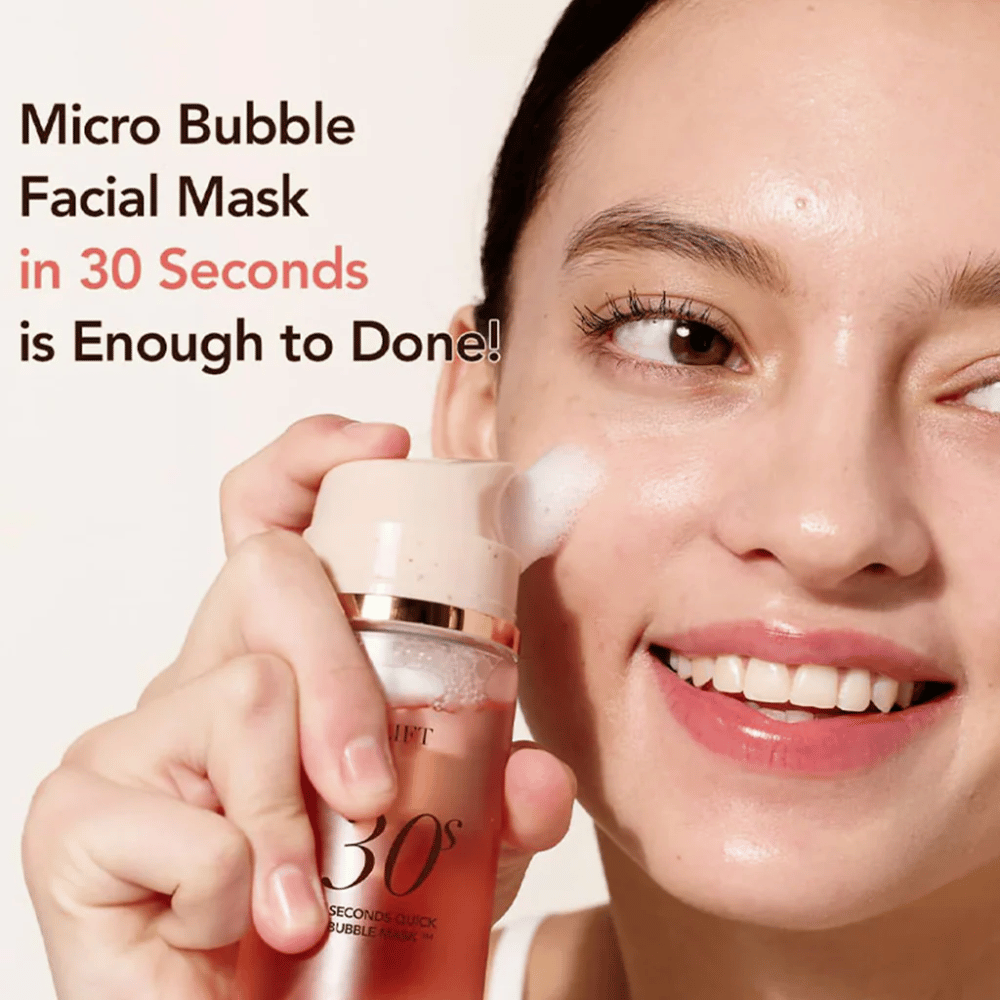 Immagine lifestyle in cui una modella applica la bubble mask di MENOKIN direttamente sulla pelle con microbolle, insieme a un testo che sottolinea una rapida cura del viso in 30 secondi.