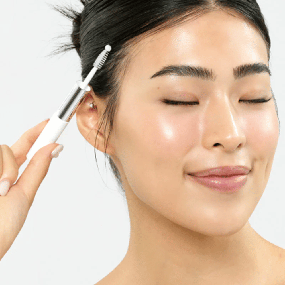 Donna applica Seapuri Lashrum Eyelash Enhancing Serum sulle ciglia. Favorisce la crescita naturale e la lucentezza.