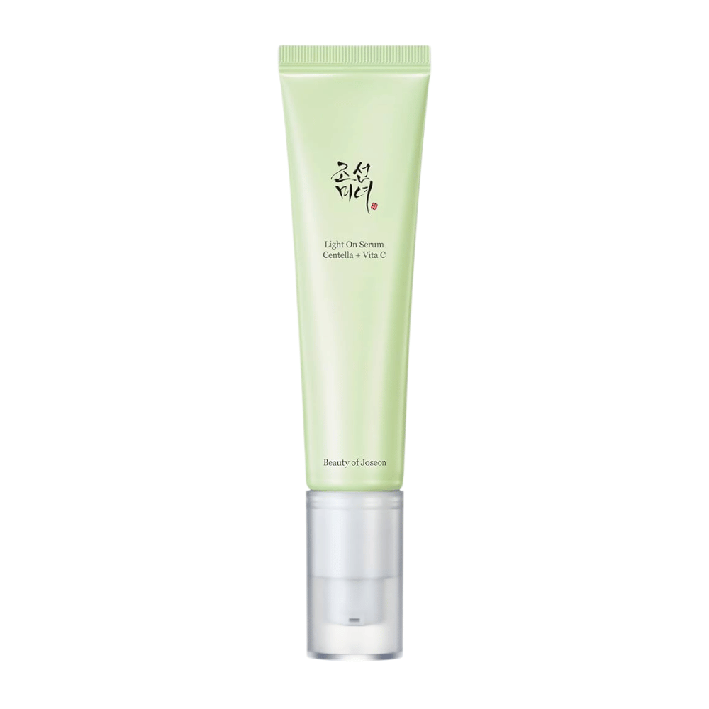 Beauty of Joseon Light On Serum in un tubo verde chiaro con pompa, contenente Centella e vitamina C per una cura della pelle luminosa.