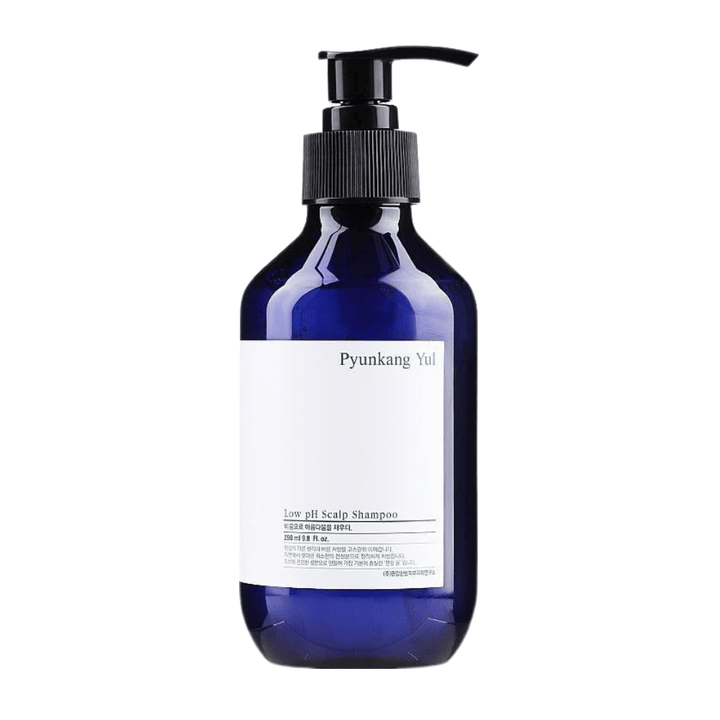 Immagine prodotto pulita e scontornata di Pyunkang Yul Low pH Scalp Shampoo in flacone blu con pompa e design minimalista.