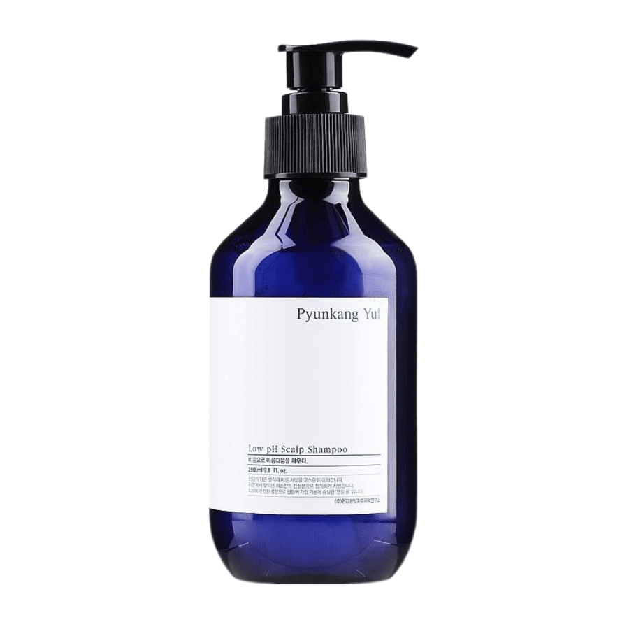 Immagine prodotto pulita e scontornata di Pyunkang Yul Low pH Scalp Shampoo in flacone blu con pompa e design minimalista.
