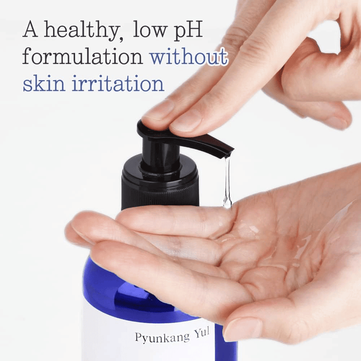 Primo piano della texture in gel dello shampoo erogato nella mano, con focus sulla formula a basso pH e sulla detersione delicata senza irritazioni.