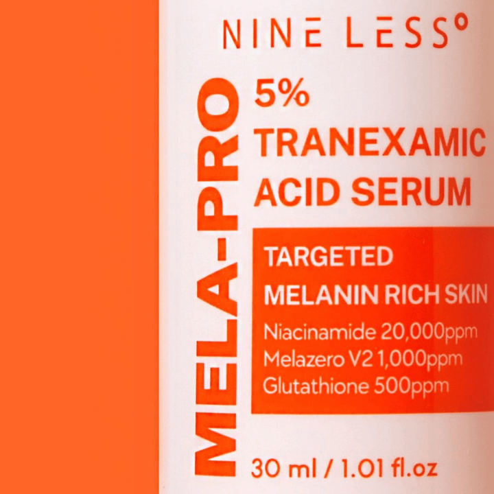 Primo piano di NINE LESS MELA-PRO 5% Tranexamic Acid Serum con il 5% di acido tranexamico, niacinamide e glutatione.