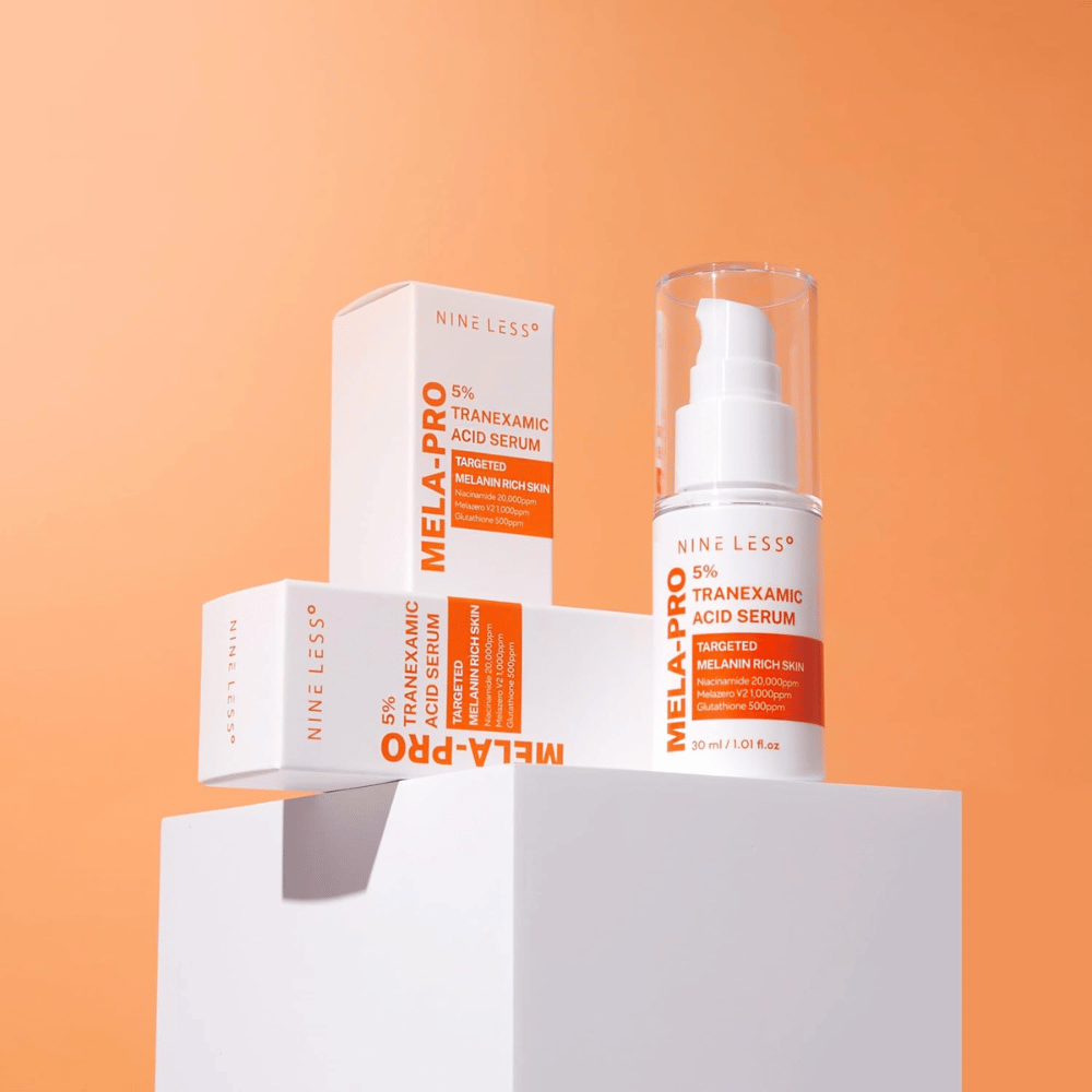 NINE LESS MELA-PRO 5% Tranexamic Acid Serum 30 ml con confezione, siero illuminante contro le macchie pigmentarie e il tono della pelle irregolare.
