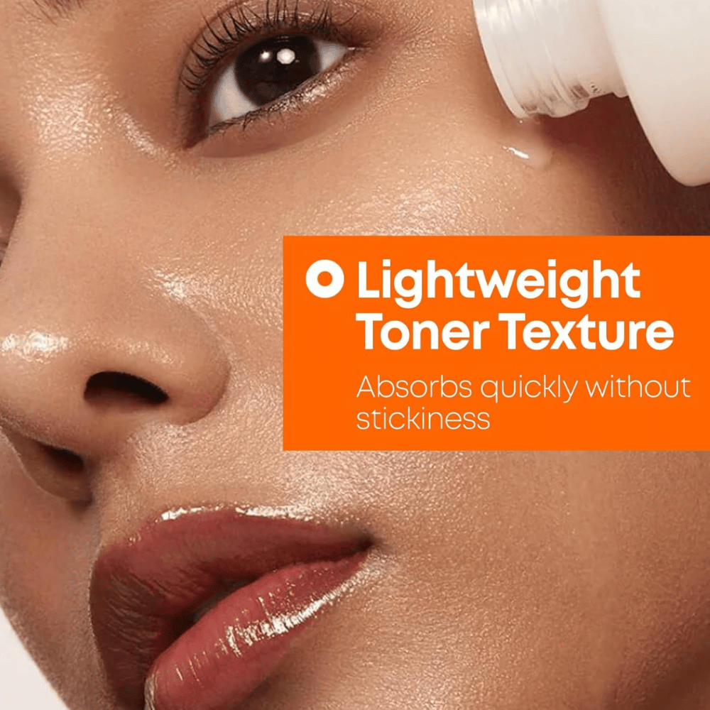 3. NINE LESS MELA-PRO Rice & TXA Toner – modella con pelle idratata che mostra la consistenza leggera del tonico e il rapido assorbimento