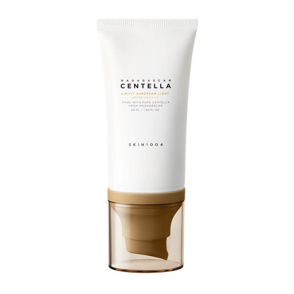 SKIN1004 Madagascar Centella Air-Fit Suncream Light SPF30 PA++++ – crema solare leggera con centella asiatica che protegge la pelle, idrata e adatta alla pelle sensibile.