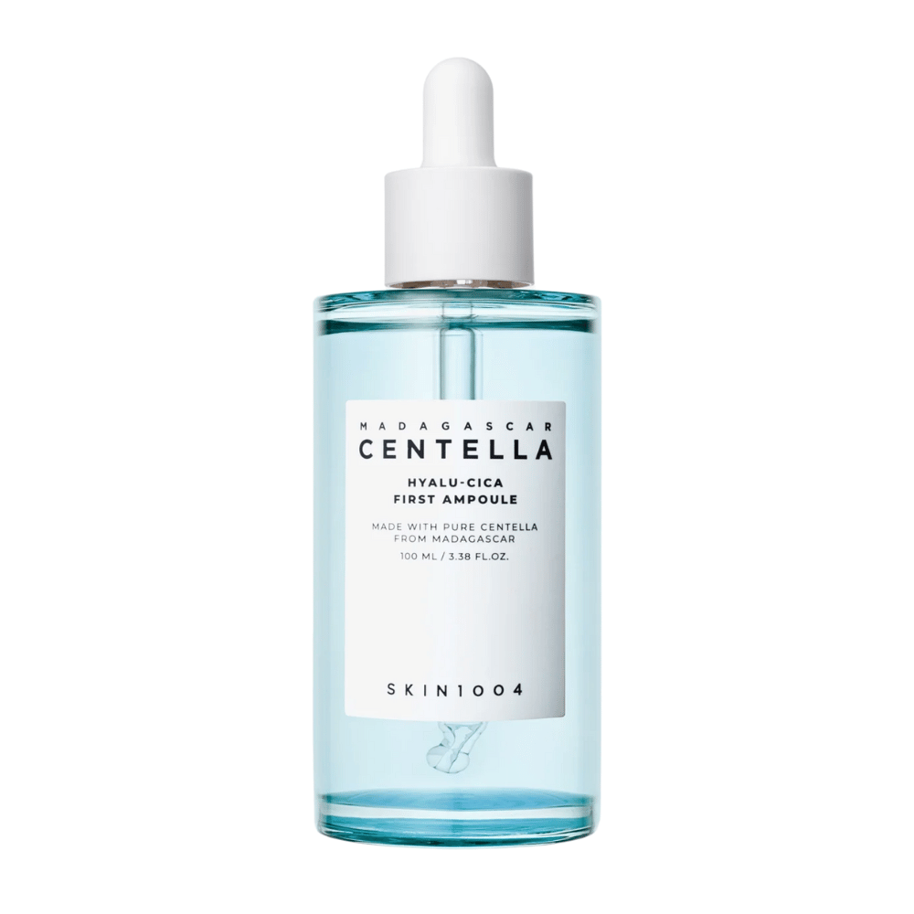Immagine del prodotto di Skin1004 Madagascar Centella Hyalu-Cica First Ampoule, bottiglia da 100 ml con etichetta bianca e pipetta.