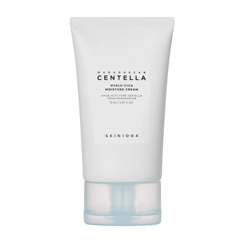 Un tubo bianco SKIN1004 Madagascar Centella Hyalu-Cica crema idratante su uno sfondo a tinta unita.