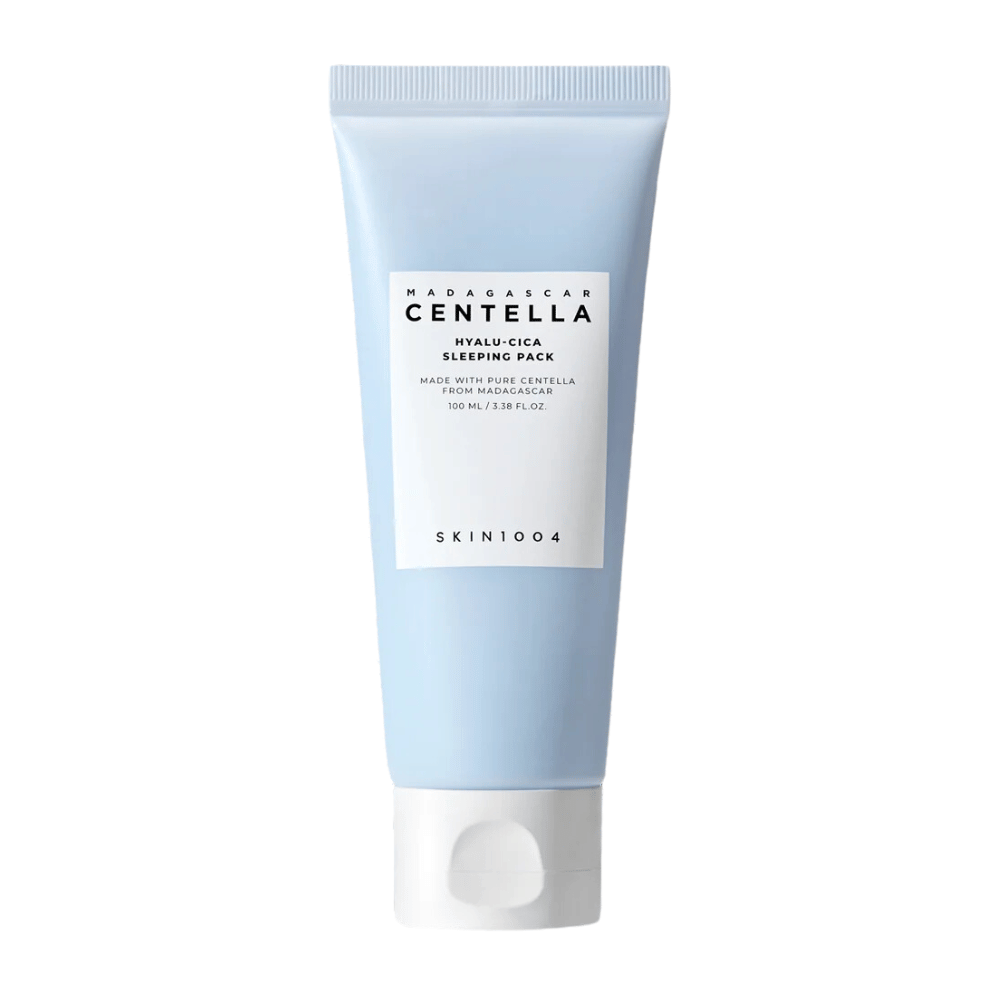 L'immagine mostra "Madagascar Centella Hyalu-Cica Sleeping Pack" in un tubo da 100 ml di SKIN1004, un prodotto per la cura della pelle da utilizzare durante la notte.