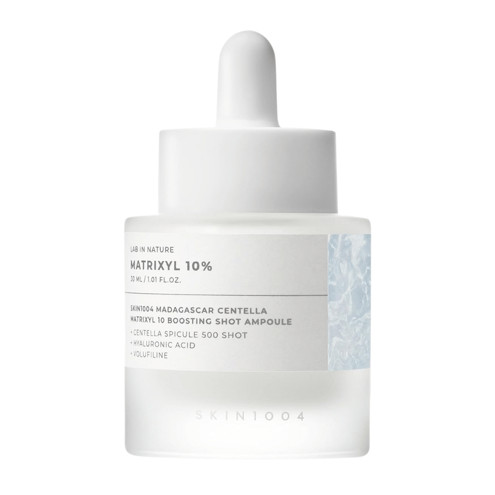 Primo piano di SKIN1004 Madagascar Centella Matrixyl 10 Boosting Shot Ampoule che mostra pipetta ed etichetta – siero peptidico altamente concentrato per l'elasticità e l'idratazione della pelle.