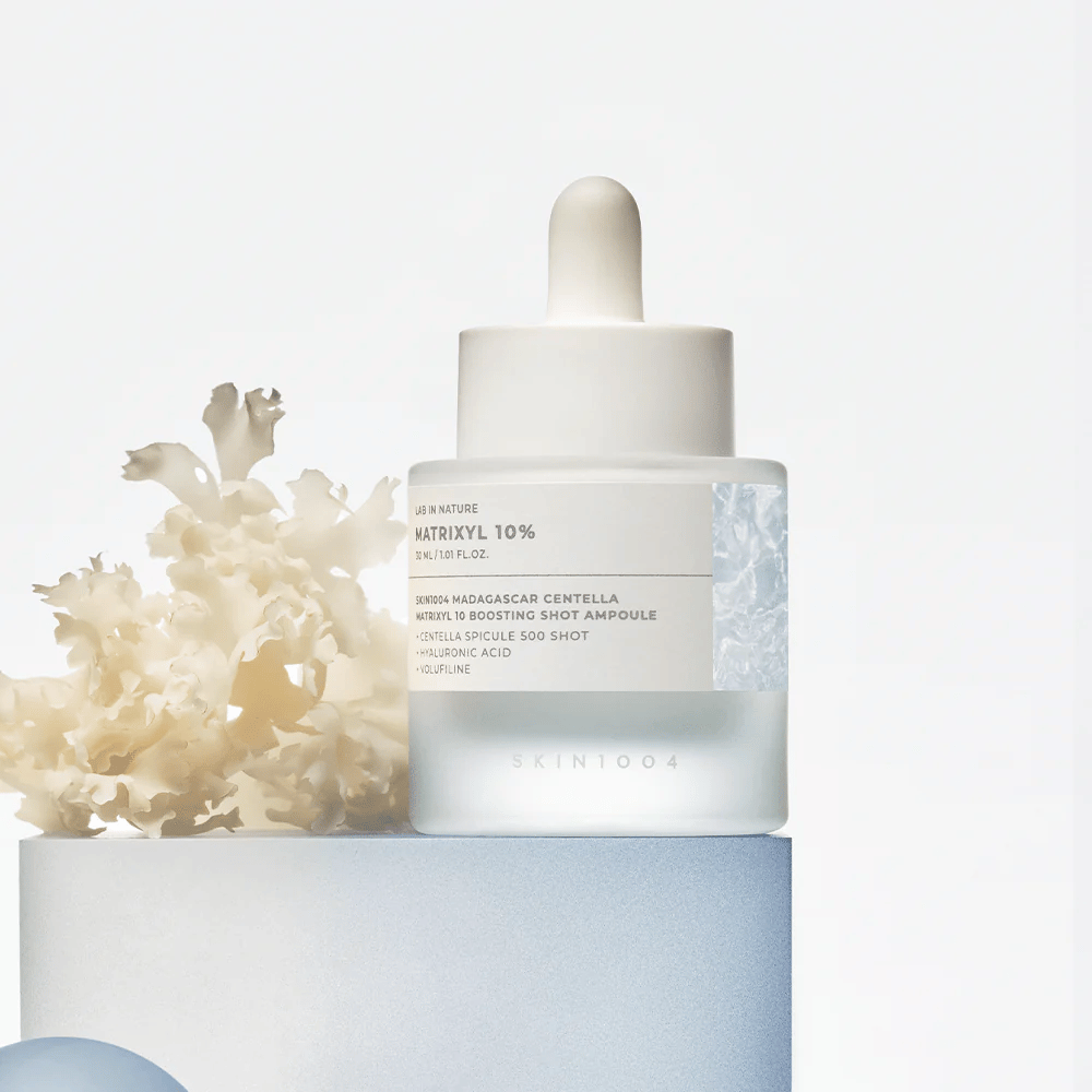 SKIN1004 Madagascar Centella Matrixyl 10 Boosting Shot Ampoule in immagine di stile di vita – siero anti-età con peptidi e centella che rafforza la barriera cutanea e dona elasticità.