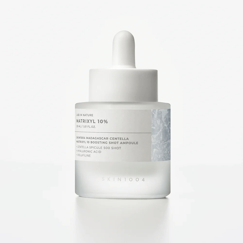 SKIN1004 Madagascar Centella Matrixyl 10 Boosting Shot Ampoule in confezione originale – siero viso con Matrixyl 10%, acido ialuronico e centella per una pelle rimpolpata e liscia.