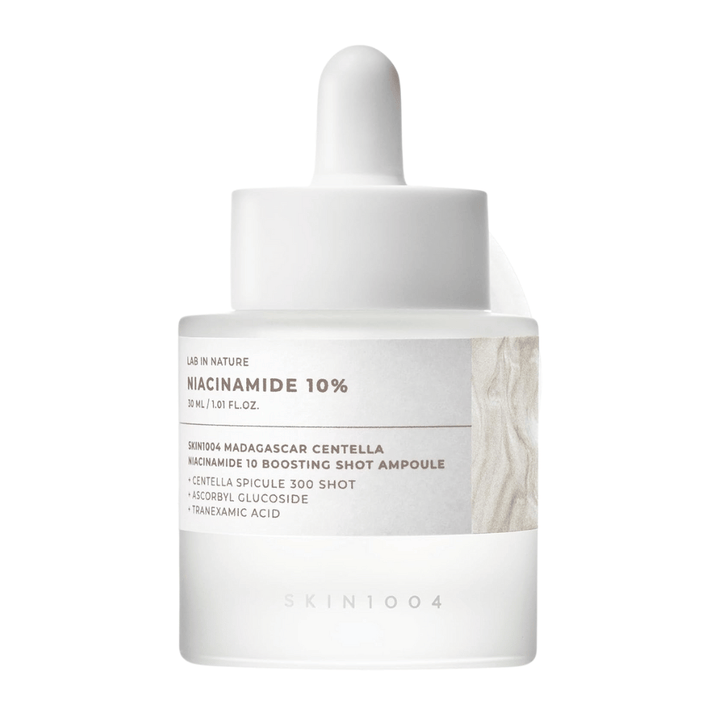 SKIN1004 Madagascar Centella Niacinamide 10 Boosting Shot Ampoule su sfondo bianco – siero ad alta concentrazione di niacinamide per una pelle più chiara, luminosità e produzione di sebo equilibrata.