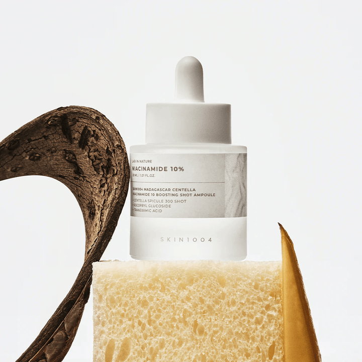 SKIN1004 Madagascar Centella Niacinamide 10 Boosting Shot Ampoule in immagine di stile di vita – siero viso che aiuta a ridurre il tono della pelle irregolare e rafforzare la barriera cutanea.