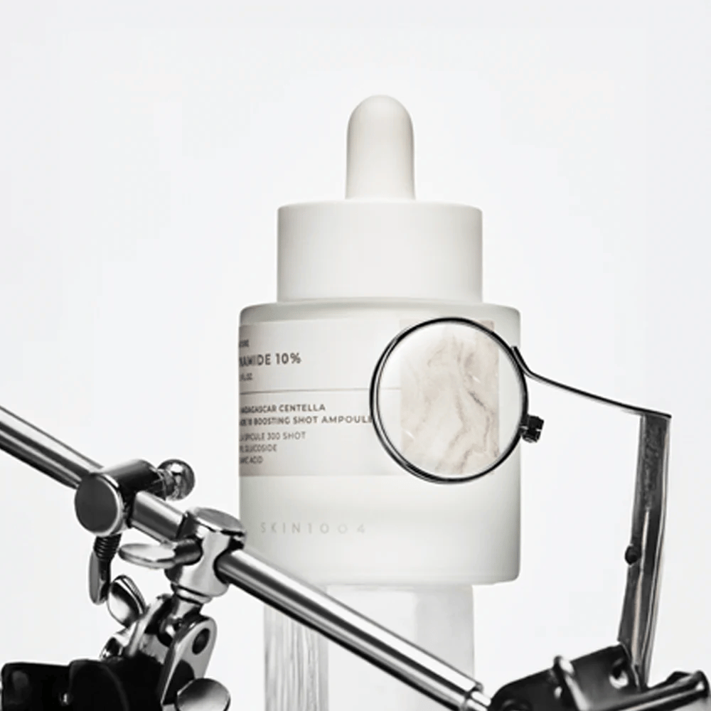 Immagine dettagliata di SKIN1004 Madagascar Centella Niacinamide 10 Boosting Shot Ampoule che evidenzia il focus sugli ingredienti e la formula attiva per una pelle più chiara e una texture uniforme.