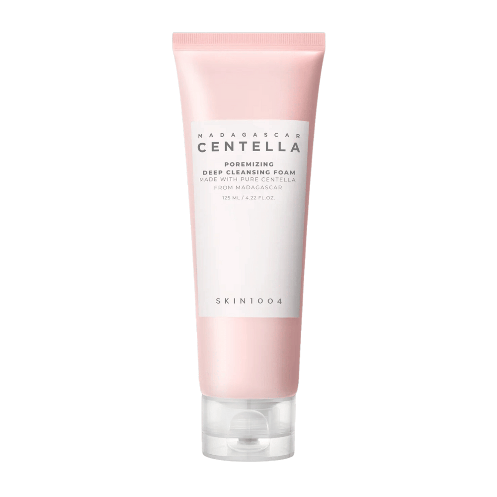 Madagascar Centella Poremizing Deep Cleansing Foam è un prodotto detergente per il viso, presentato in un tubetto rosa. I tubetti contengono 125 ml e sono realizzati con centella pura del Madagascar per pulire efficacemente e affinare i pori della pelle.