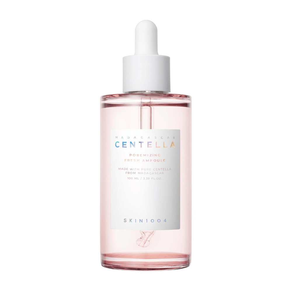 Bottiglia trasparente con liquido rosa e contagocce bianco, SKIN1004 Madagascar Centella Poremizing Fresh Ampoule, su sfondo bianco.