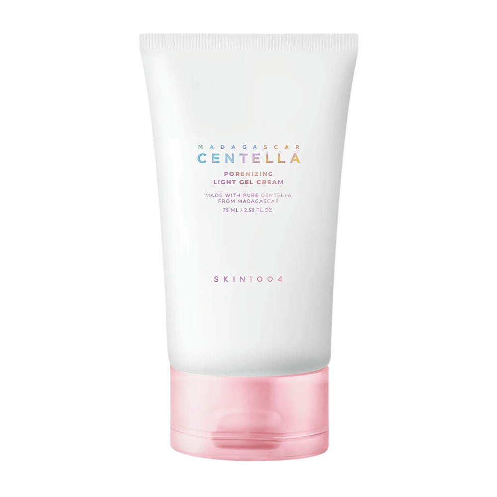 Madagascar Centella Poremizing Light Gel Cream è presentato in un tubo bianco e rosa. Il prodotto è realizzato con pura centella del Madagascar e ha una consistenza leggera simile a un gel, il che lo rende ideale per ridurre i pori e dare una sensazione di freschezza.
