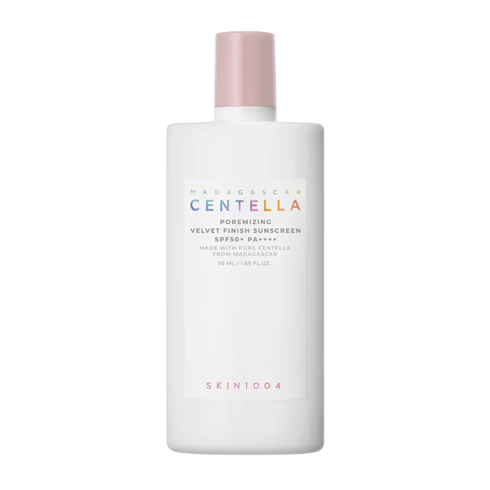SKIN1004 Madagascar Centella Poremizing Velvet Finish Sunscreen SPF 50+ PA++++ – crema solare con Centella Asiatica del Madagascar che lenisce la pelle, riduce la lucidità e offre un'elevata protezione UV ad ampio spettro.
