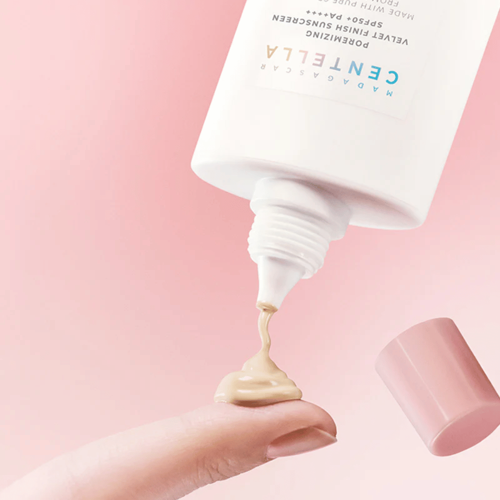 La consistenza cremosa di SKIN1004 Madagascar Centella Poremizing Velvet Finish Sunscreen SPF 50+ PA++++ si fonde con la pelle e dona una finitura naturale e vellutata senza appiccicare.