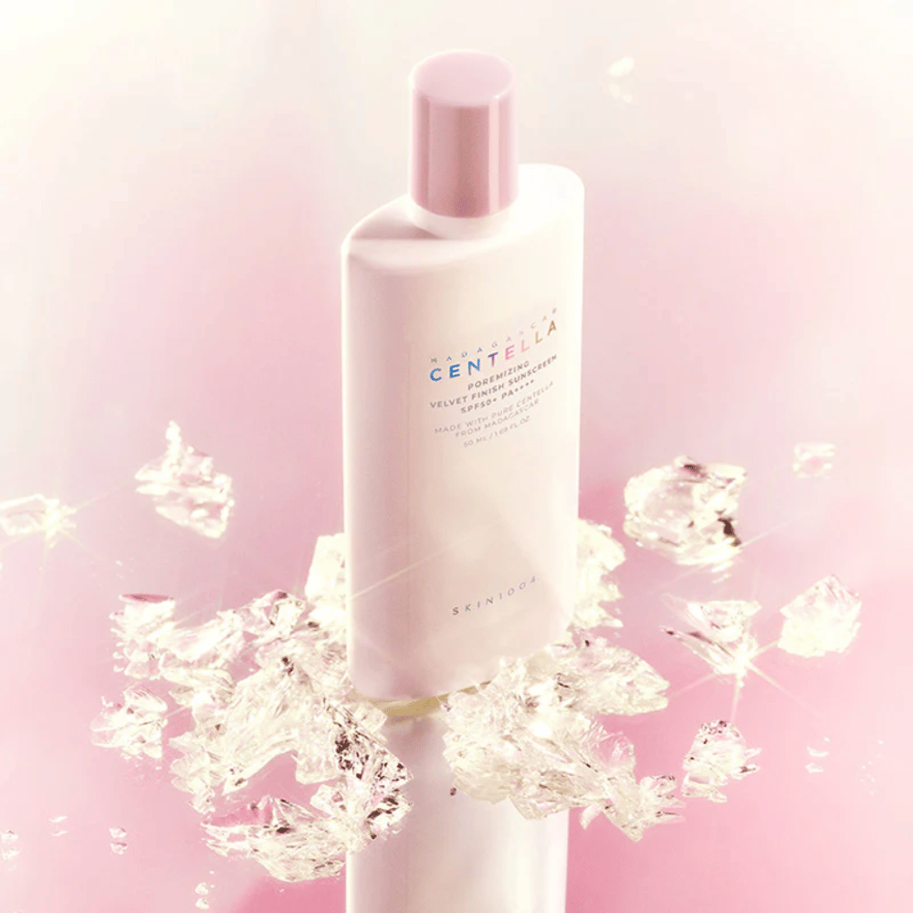 SKIN1004 Madagascar Centella Poremizing Velvet Finish Sunscreen SPF 50+ PA++++ con formula leggera che si assorbe facilmente e offre una protezione duratura con una sensazione morbida e vellutata.