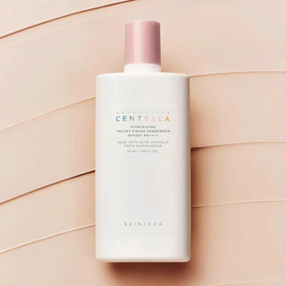 SKIN1004 Madagascar Centella Poremizing Velvet Finish Sunscreen SPF 50+ PA++++ con Centella Asiatica che lenisce la pelle e lascia una piacevole finitura opaca senza patina bianca.