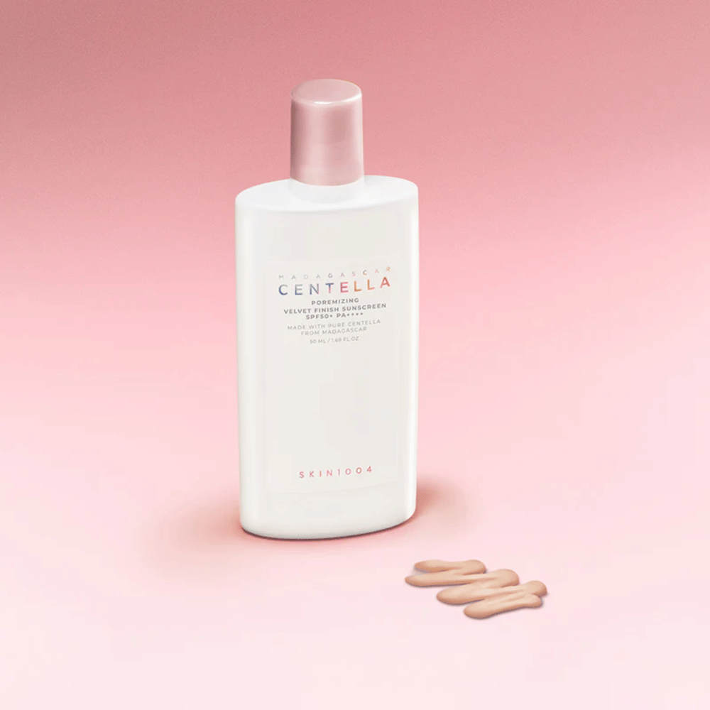 SKIN1004 Madagascar Centella Poremizing Velvet Finish Sunscreen SPF 50+ PA++++ – crema solare leggera con finitura vellutata che protegge la pelle e aiuta a controllare la lucidità.