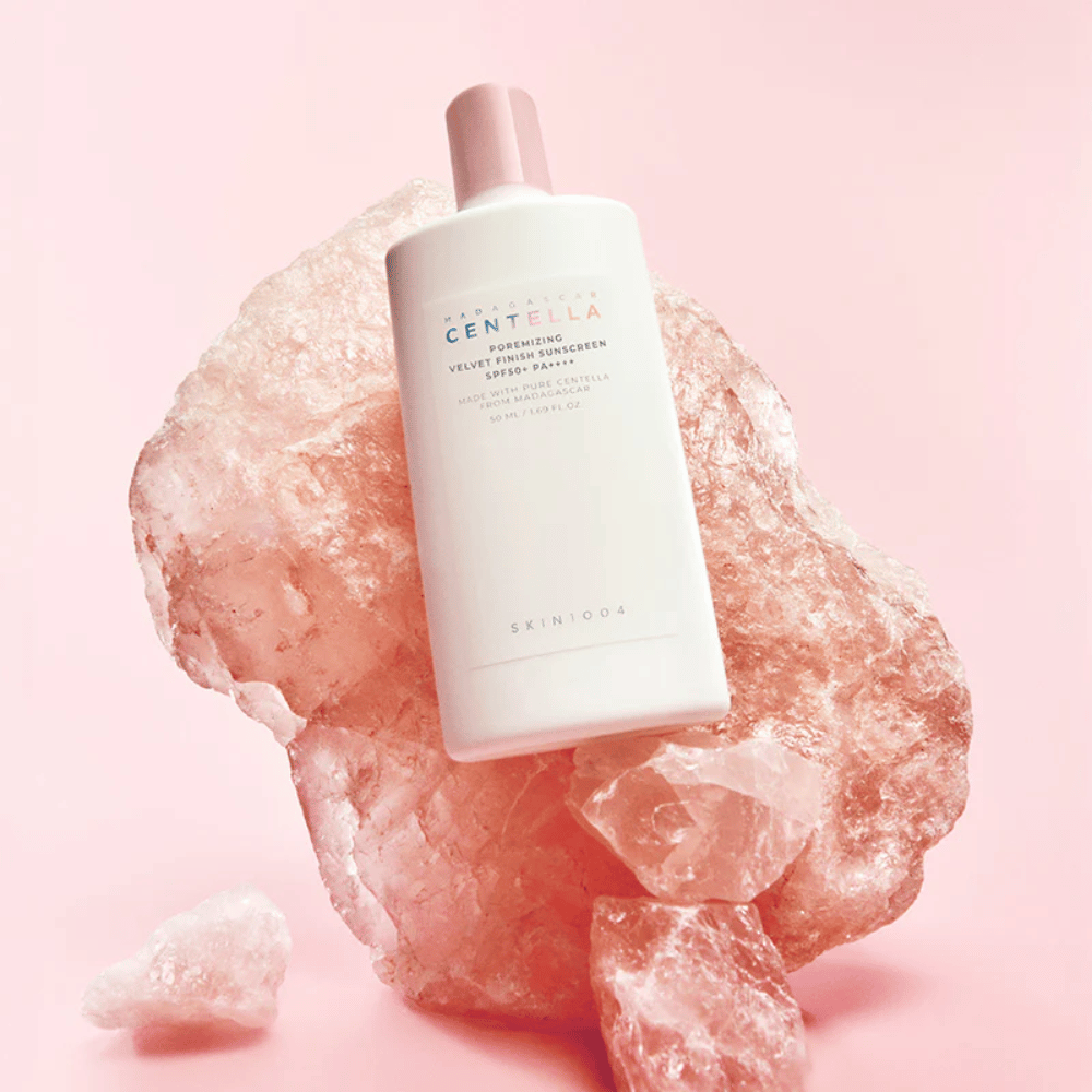 SKIN1004 Madagascar Centella Poremizing Velvet Finish Sunscreen SPF 50+ PA++++ con Centella Asiatica del Madagascar che lenisce la pelle e dona una finitura naturalmente opaca e morbida.