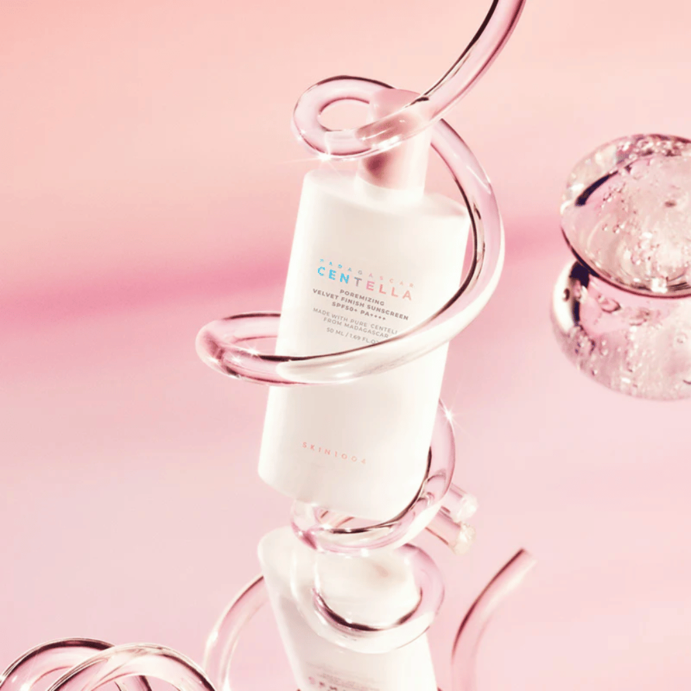 SKIN1004 Madagascar Centella Poremizing Velvet Finish Sunscreen SPF 50+ PA++++ con finitura vellutata che protegge la pelle dai raggi UVA e UVB aiutando allo stesso tempo a minimizzare la visibilità dei pori.