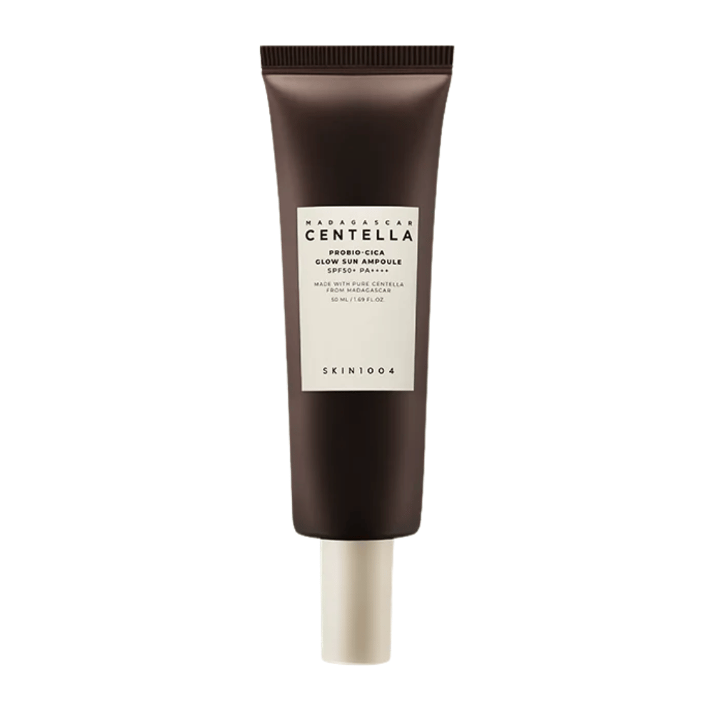 SKIN1004 Madagascar Centella Probio-Cica Glow Sun Ampoule è una protezione solare con SPF50+ PA++++ che dona un bellissimo splendore mentre calma e rafforza la pelle con centella del Madagascar. Adatto per pelli sensibili.