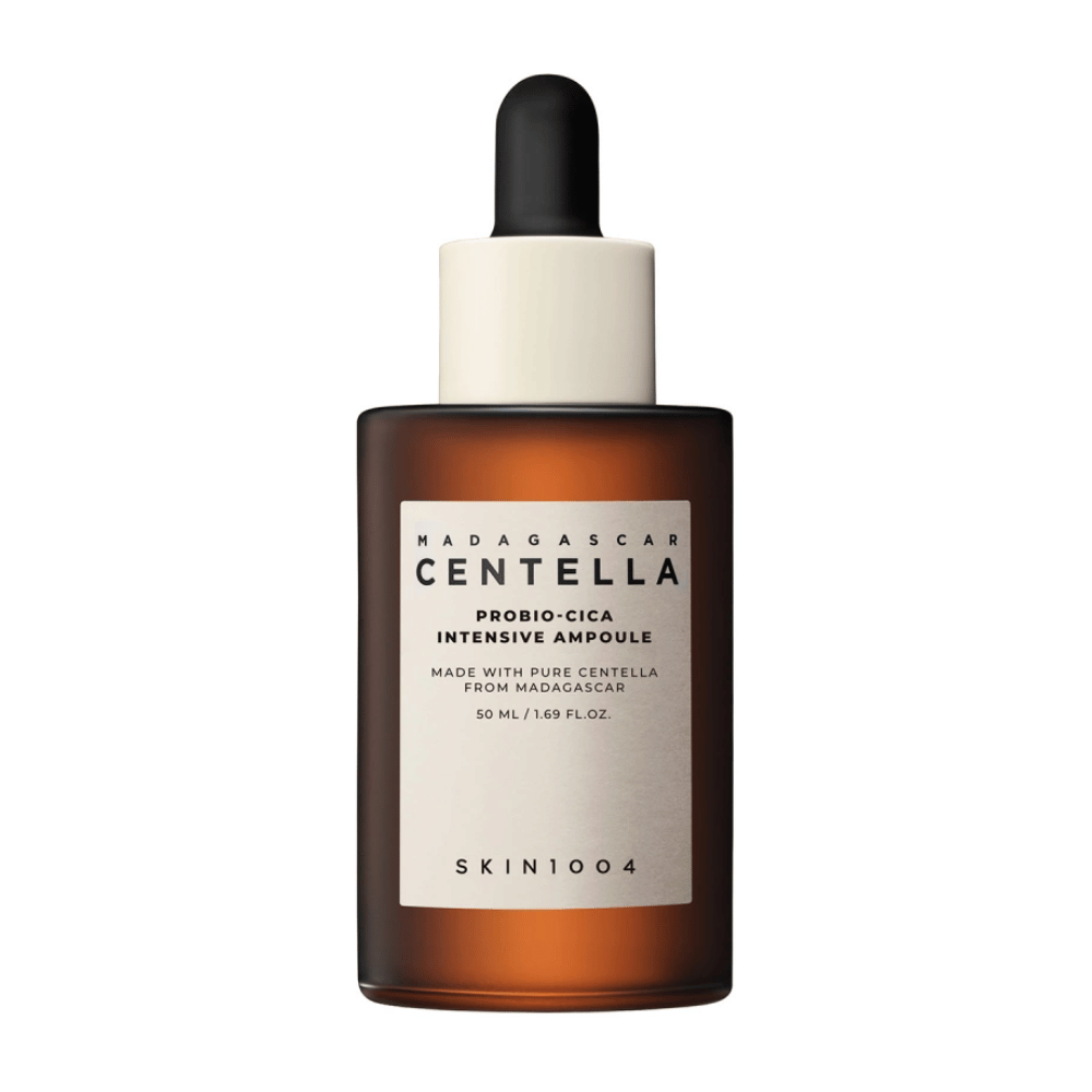 Bottiglia con "Madagascar Centella Probio-Cica Intensive Ampoule" da SKIN1004, cura della pelle con centella del Madagascar.