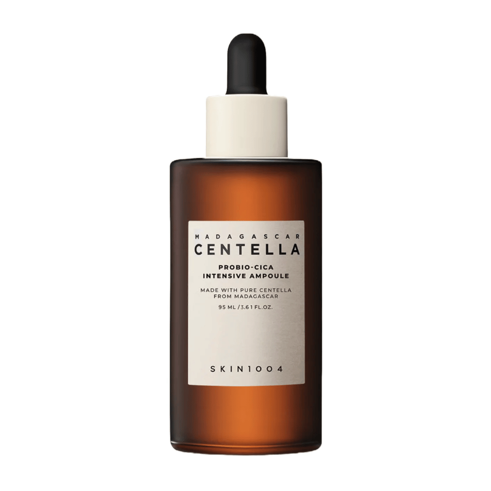 Bottiglia di vetro marrone con contagocce di SKIN1004 Madagascar Centella Probio-Cica Intensiva Ampolla su uno sfondo a tinta unita.