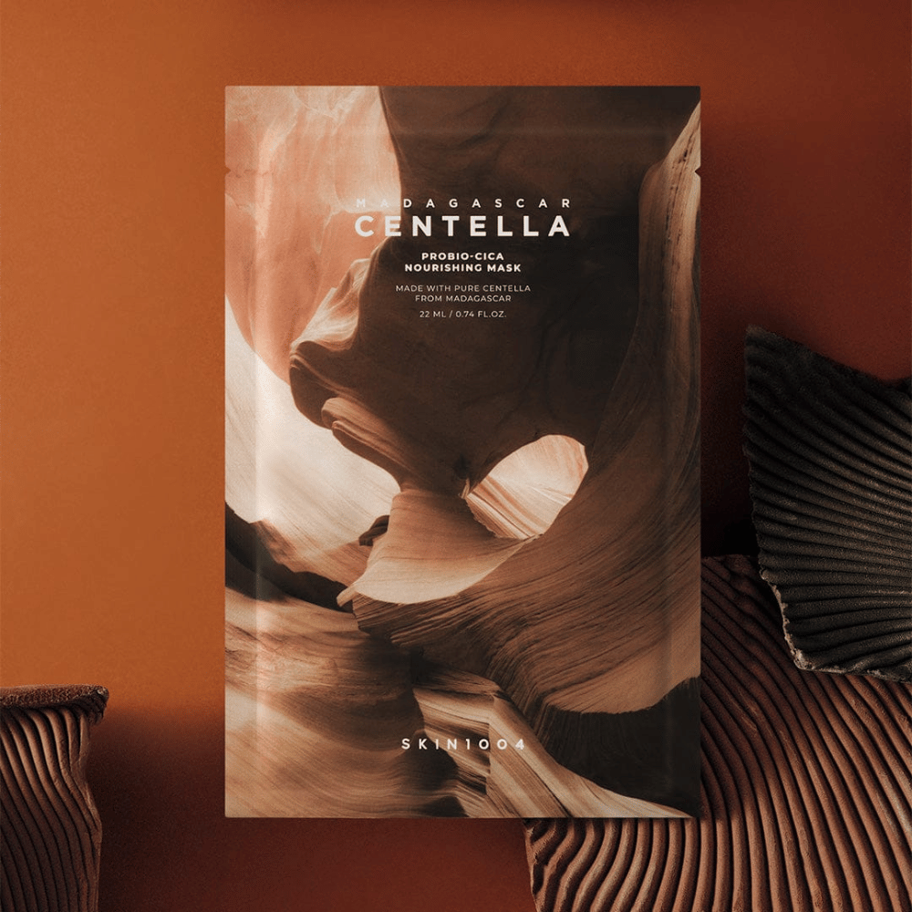 Confezione Sheet mask di SKIN1004 su sfondo marrone caldo con design ispirato alla natura.