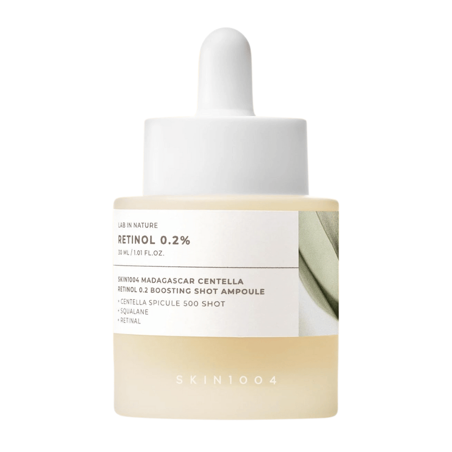 SKIN1004 Madagascar Centella Retinol 0.2 Boosting Shot Ampoule su sfondo bianco – siero al retinolo delicato ma efficace per linee sottili, pelle più uniforme e maggiore elasticità.
