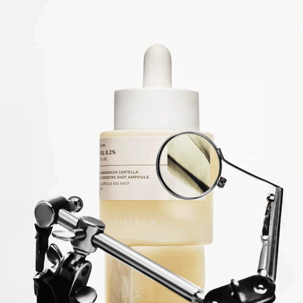 Immagine dettagliata di SKIN1004 Madagascar Centella Retinol 0.2 Boosting Shot Ampoule che mette in evidenza la formula attiva con retinolo, spicole di centella e squalane per un efficace rinnovo della pelle.