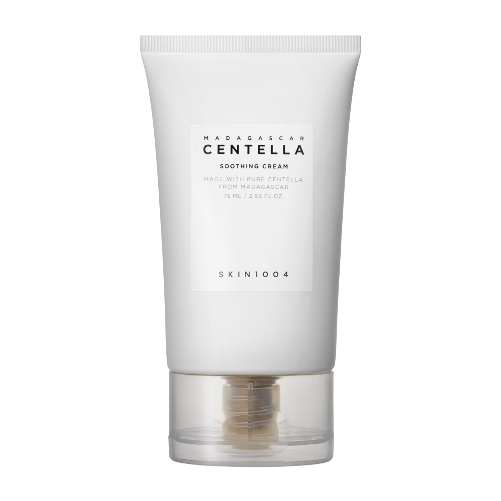 Un tubo bianco di Madagascar Centella Soothing Cream da SKIN1004 con tappo trasparente. Il testo sul tubo descrive il prodotto come calmante e realizzato con pura Centella del Madagascar. Il tubo contiene 75 ml / 2,53 fl. oz.