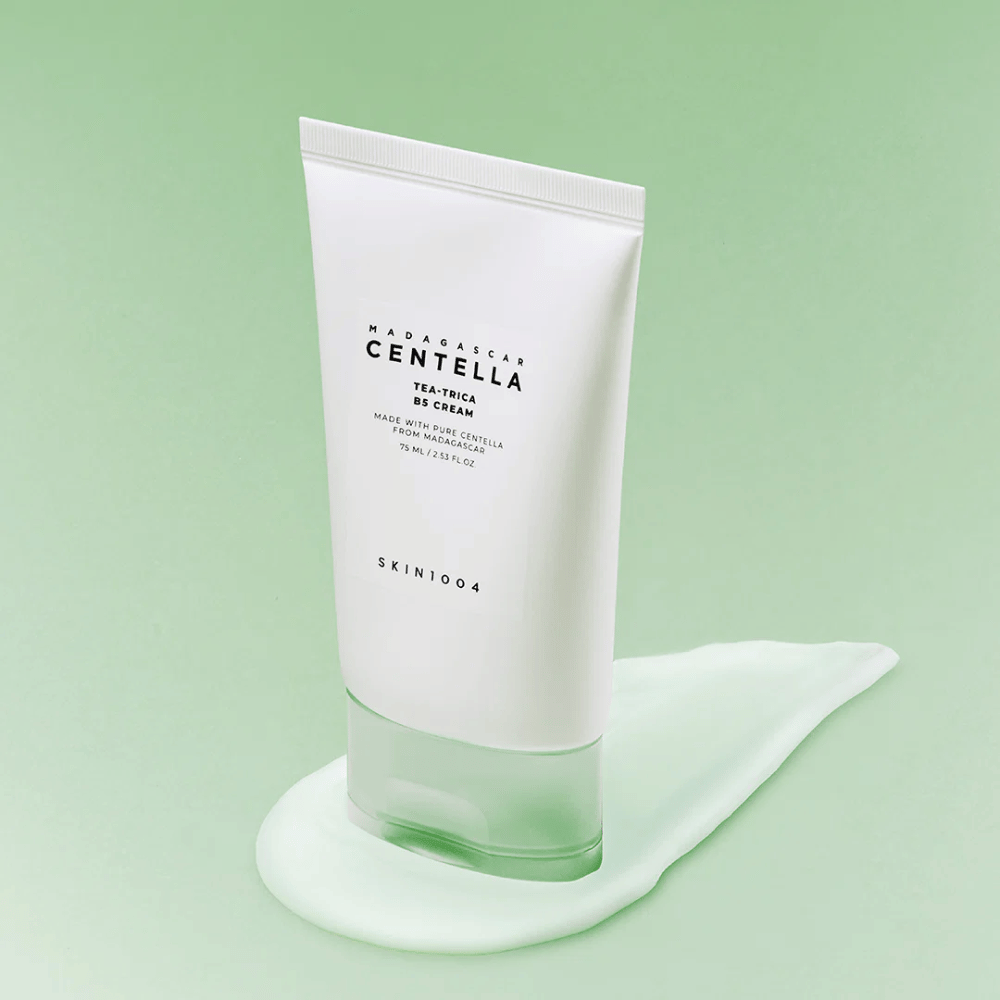 Crema viso idratante con pantenolo e centella che rafforza la barriera cutanea e dona un effetto lenitivo sulla pelle sensibile