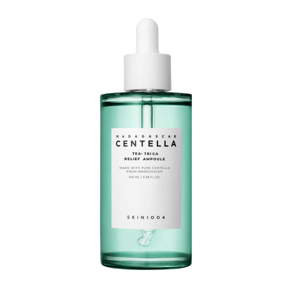 Bottiglia trasparente verde con etichetta bianca e pipetta – SKIN1004 Madagascar Centella Tea-Trica Relief Ampoule 100 ml su sfondo bianco.