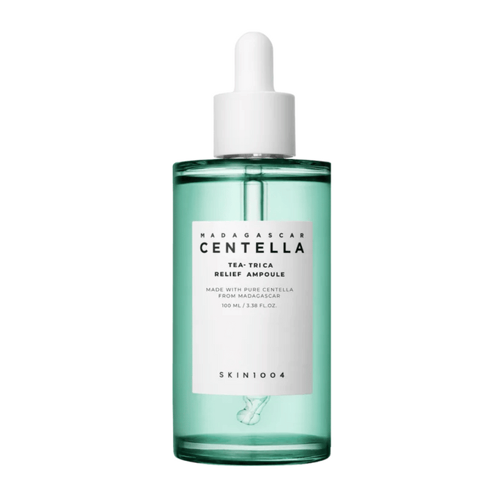Grön genomskinlig flaska med vit etikett och pipett – SKIN1004 Madagascar Centella Tea-Trica Relief Ampoule 100 ml mot vit bakgrund.