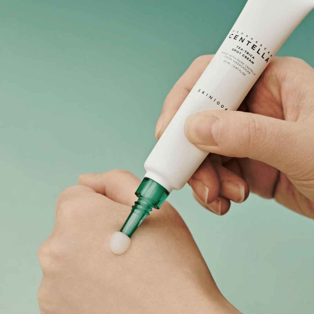 Applicazione di SKIN1004 Madagascar Centella Tea-Trica Spot Cream sulla pelle – trattamento mirato contro brufoli, imperfezioni e aree infiammate.