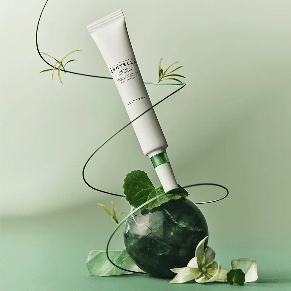 SKIN1004 Tea-Trica Spot Cream con centella asiatica e elementi botanici – crema coreana per acne per calmare l'irritazione e ridurre il rossore.