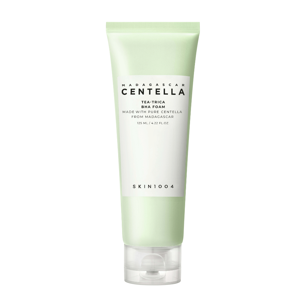 Il prodotto "Madagascar Centella Tea-trica BHA Foam" è presentato in un tubo verde e bianco. È progettato per pulire la pelle e contiene pura Centella del Madagascar. Il volume è di 125 ml.