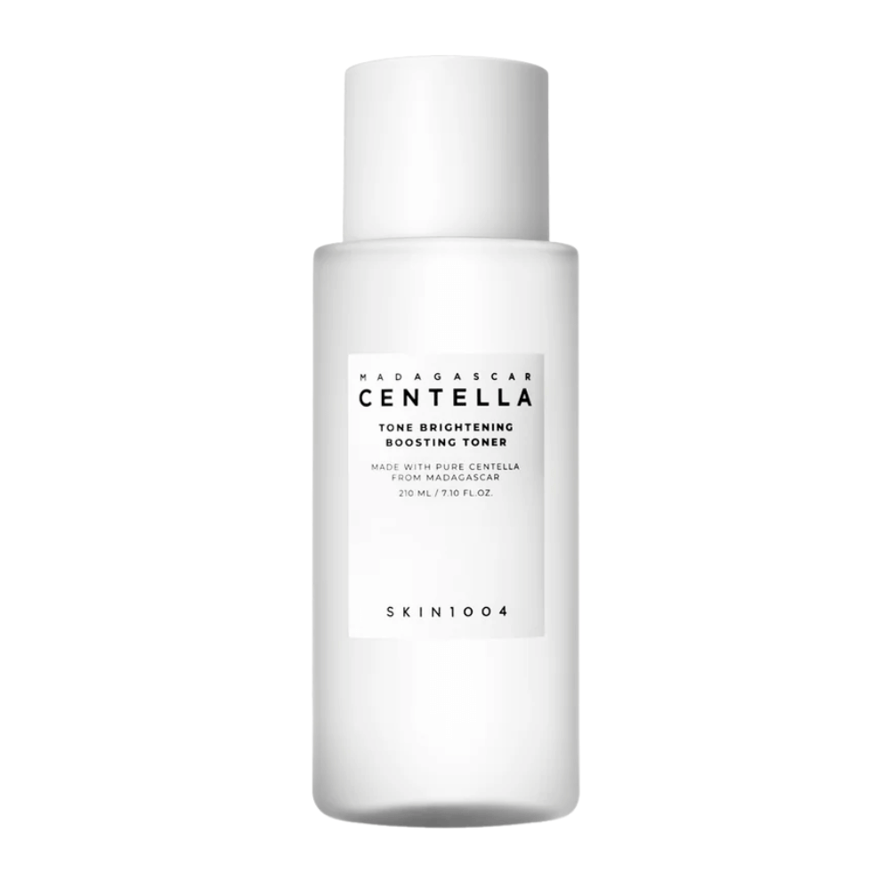 Immagine del prodotto su SKIN1004 Madagascar Centella Tone Brightening Boosting Tonico viso - una bottiglia bianca, elegante con design minimalista e testo nero.