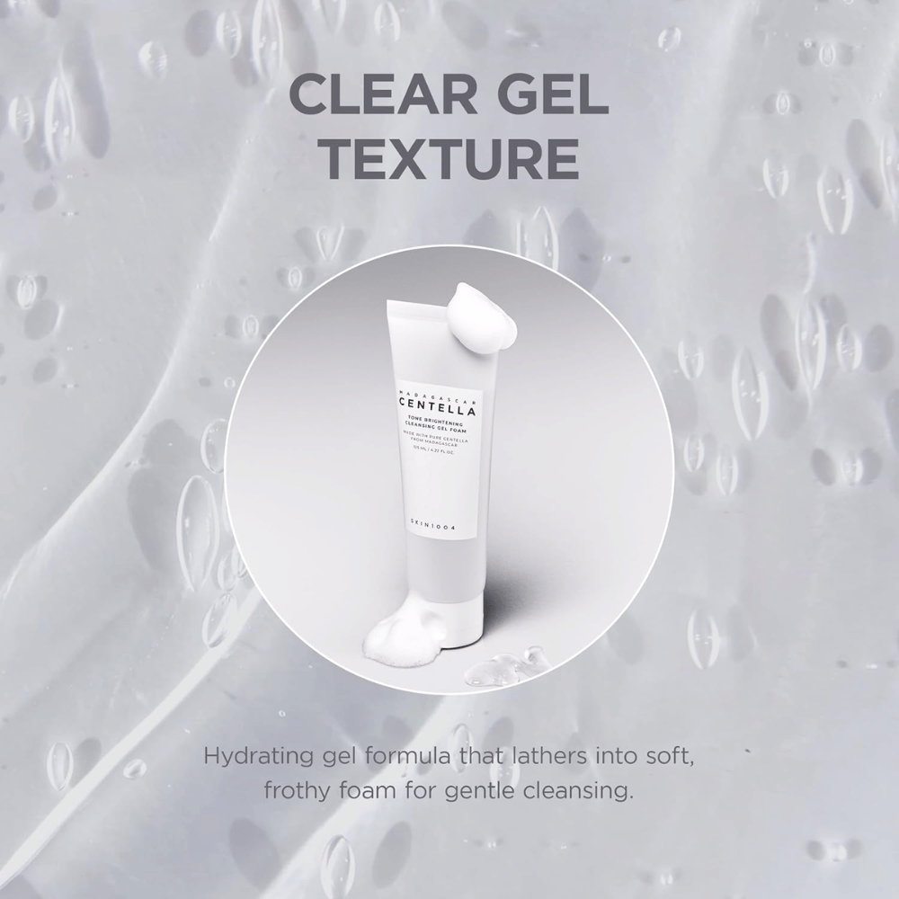 Primo piano che mostra la texture in gel trasparente del prodotto. L'immagine illustra la consistenza leggera e fresca che si trasforma in una morbida schiuma durante l'uso.