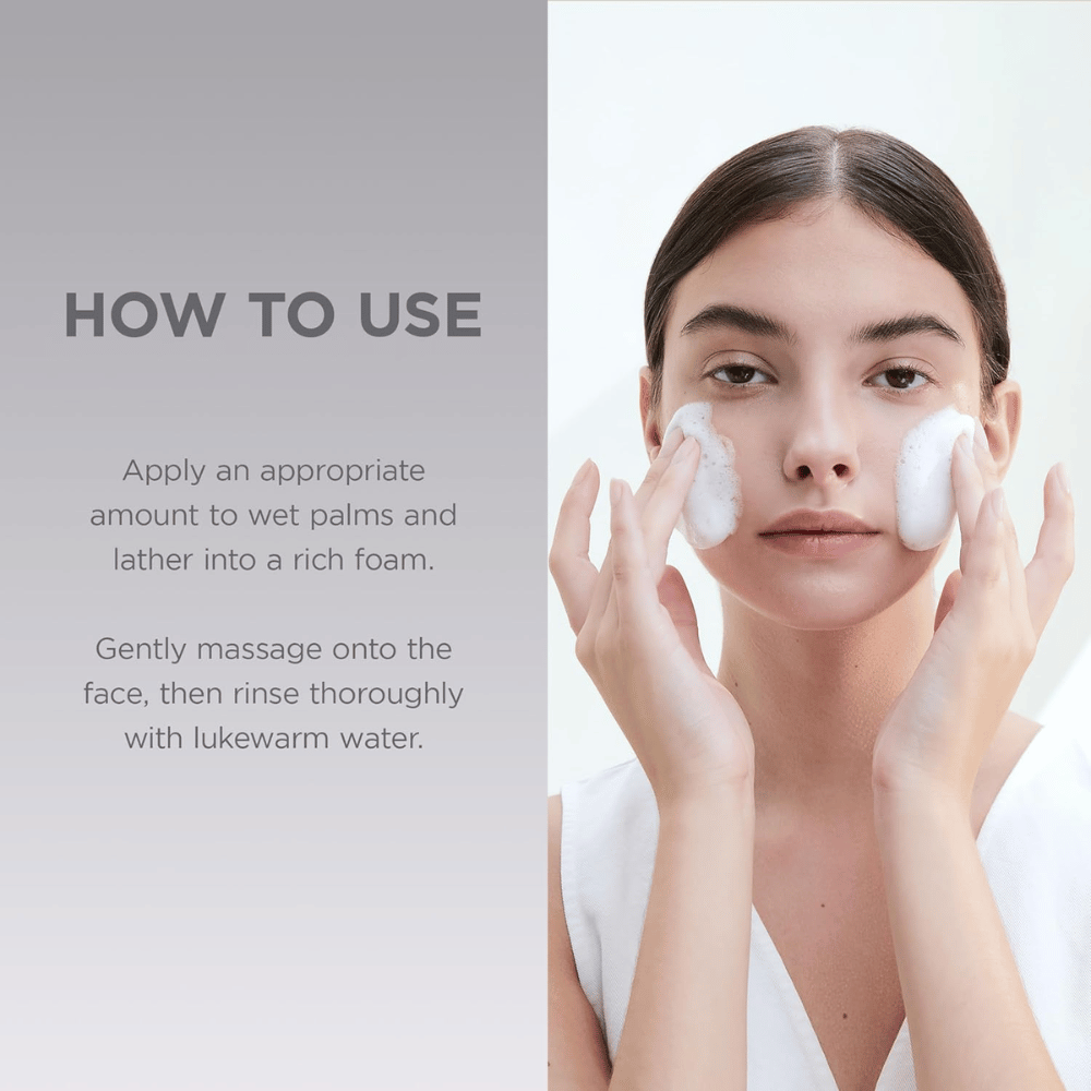 Immagine illustrativa con modella che mostra come utilizzare il prodotto. L'attenzione è posta sull'applicazione sul viso e su come la detersione si integri nella routine quotidiana di cura della pelle.