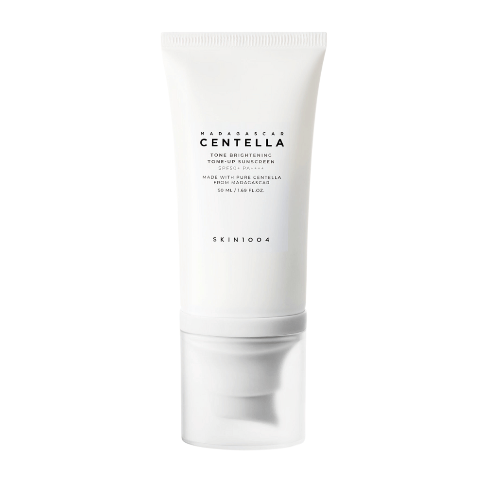 Un tubetto di Madagascar Centella Tone Brightening Tone-Up Sunscreen da SKIN1004. Il tubetto è bianco con testo nero e contiene 50 ml. Il prodotto ha SPF 50+ PA++++ ed è realizzato con pura Centella del Madagascar.